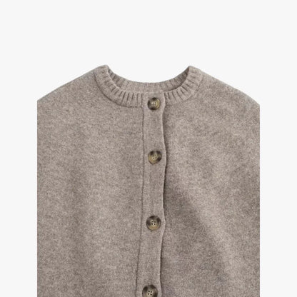 Chloe-cardigan mit knöpfen und stufenrock – ein stylisches kleidungsstück für damen