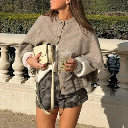 Chloe-cardigan mit knöpfen und stufenrock – ein stylisches kleidungsstück für damen