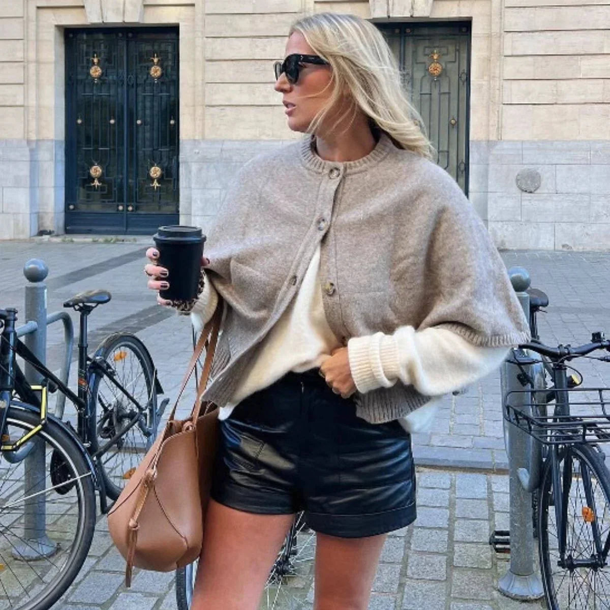 Chloe-cardigan mit knöpfen und stufenrock – ein stylisches kleidungsstück für damen