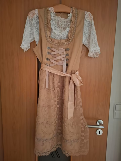 Rogue - feminines dirndlkleid mit edler spitzenschürze und klassischem schnitt