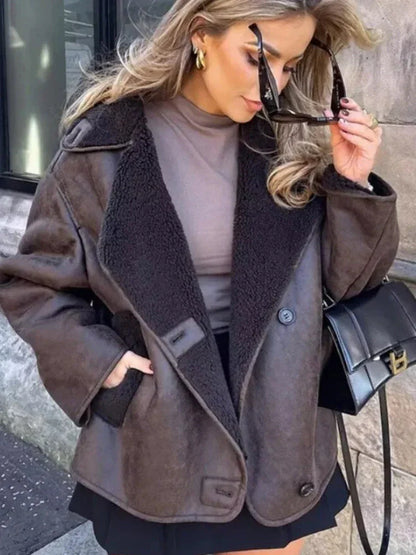 Übergroßer damenmantel aus leder mit pelz