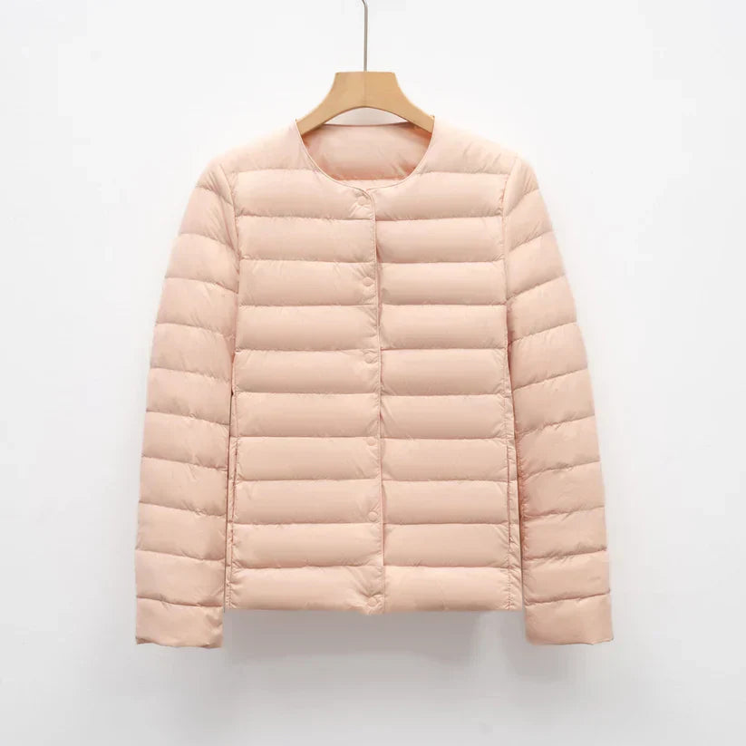 Freja – leichte taillierte daunenjacke mit druckknopfverschluss