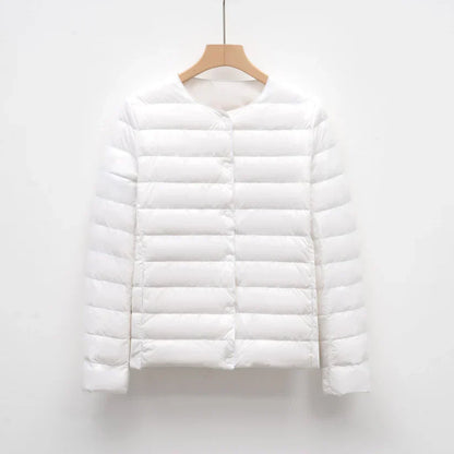 Freja – leichte taillierte daunenjacke mit druckknopfverschluss