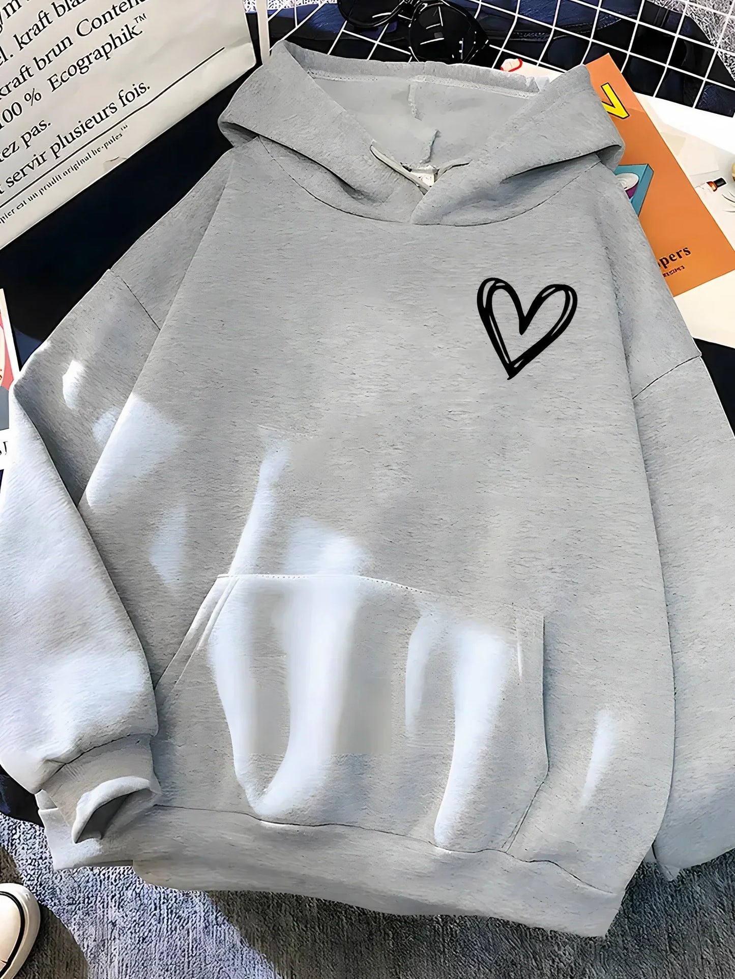 Saylor – hoodie mit herz-print für damen