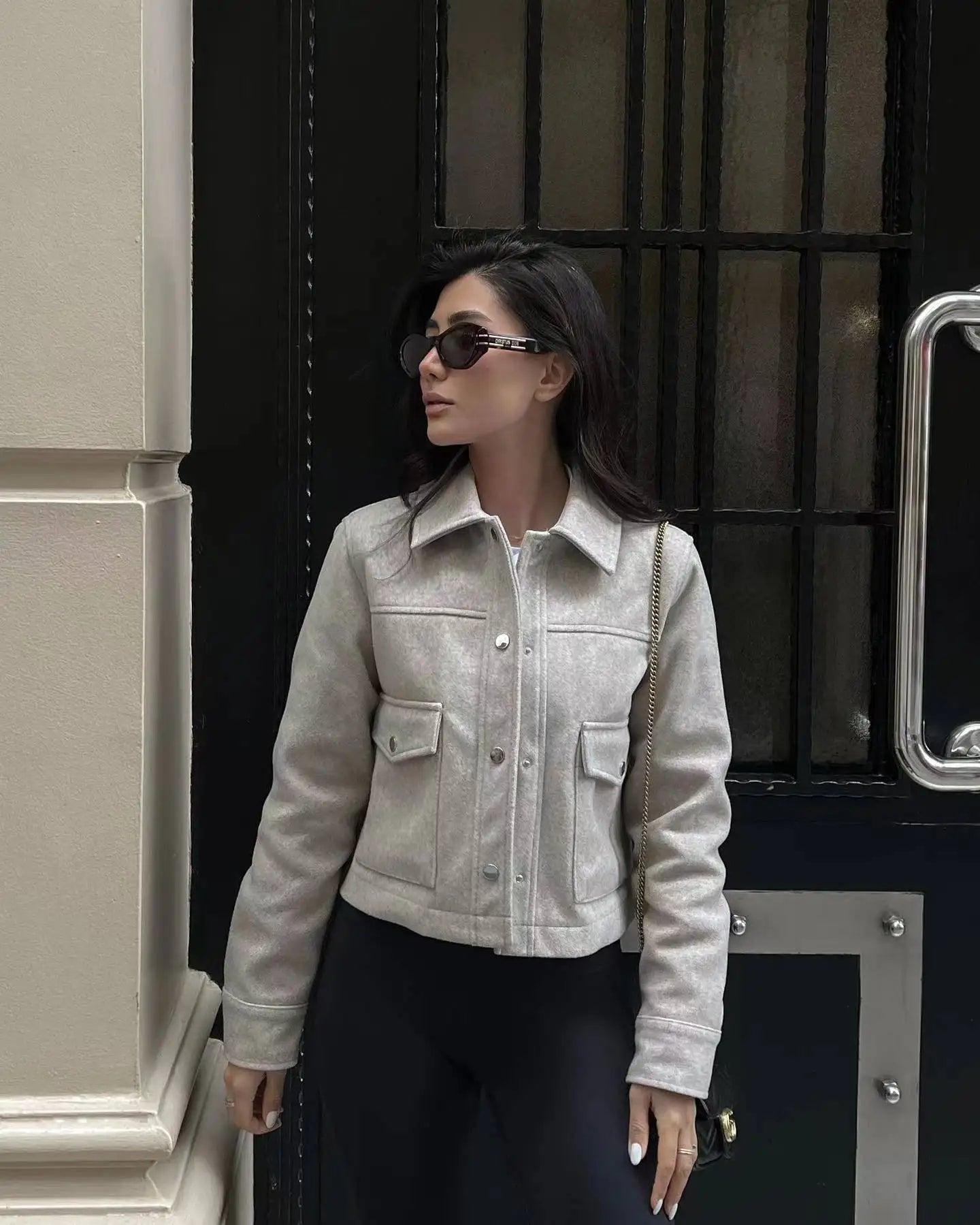 Lässige damenjacke mit tasche – leichter übergangslook