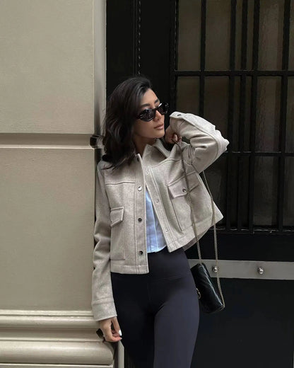 Lässige damenjacke mit tasche – leichter übergangslook