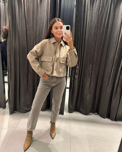 Lässige damenjacke mit tasche – leichter übergangslook