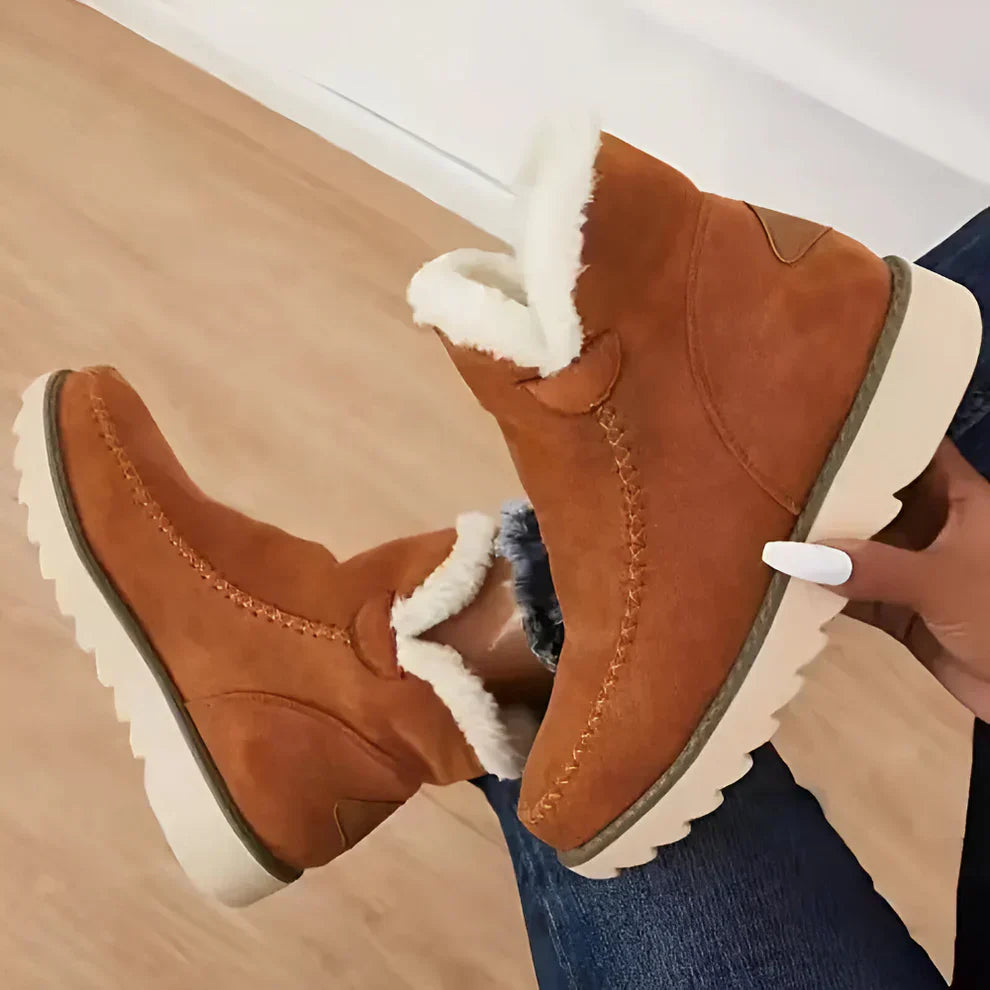 Kuschelige, mit lammfell gefütterte stiefeletten für damen