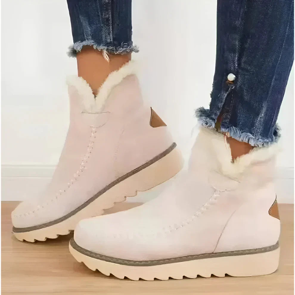 Kuschelige, mit lammfell gefütterte stiefeletten für damen