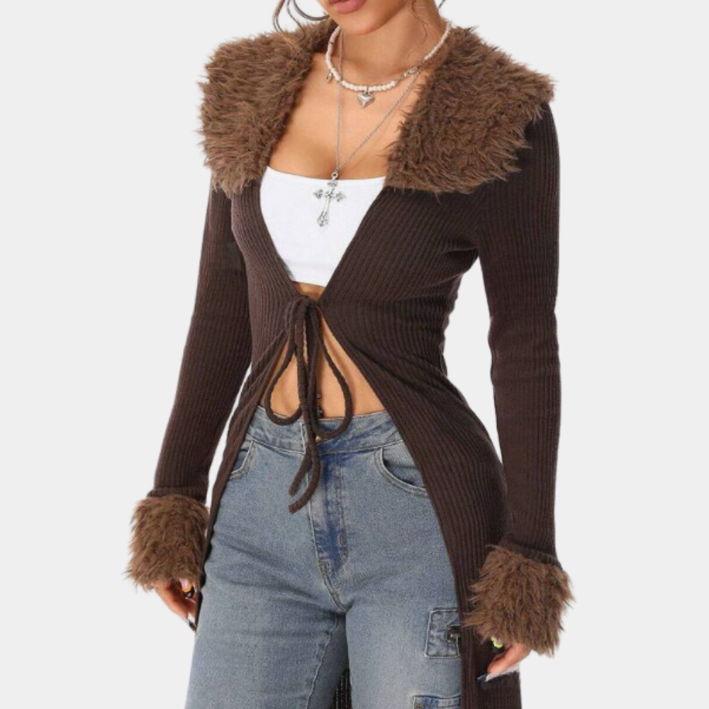 Bruine damesvest met nepbontkraag en manchetten, gecombineerd met een witte top en blauwe jeans. Modieuze herfstkleding, trendy damesmode.